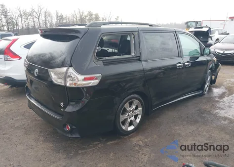 2013 Toyota Sienna Se 8 Passenger z USA, uszkodzony, nr VIN 5TDXK3DC1DS313138